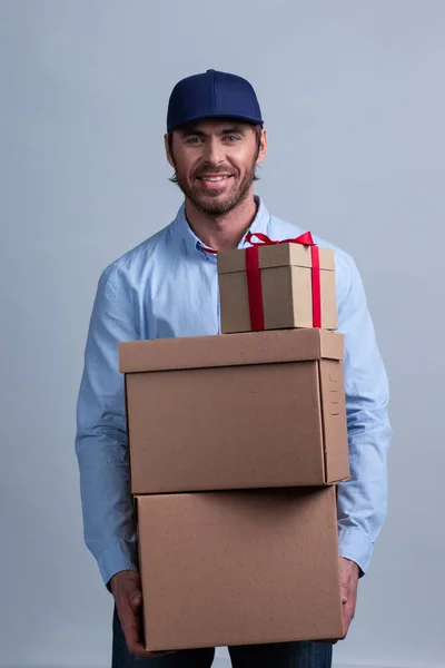 Entrega homem com caixas — Fotografia de Stock