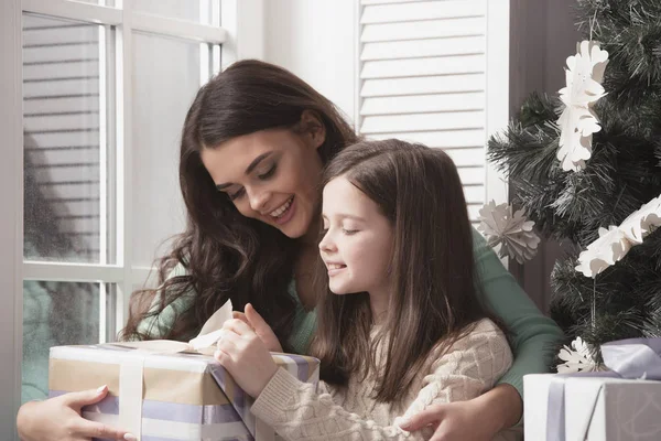 Madre e hija desempaquetan regalo de Navidad — Foto de Stock