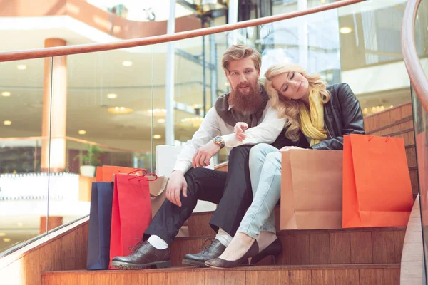 Couple après les courses au centre commercial — Photo