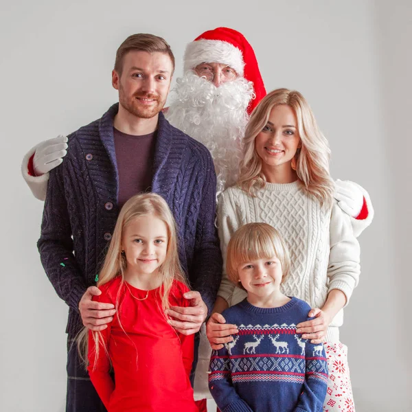 Familia y santa claus — Foto de Stock