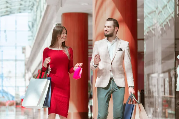 Élégant couple faisant du shopping en magasin — Photo