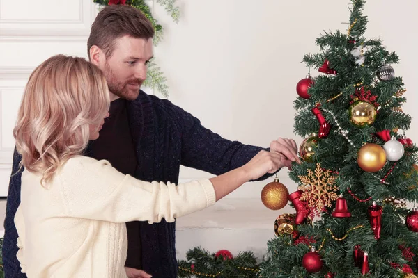 Pareja decorando árbol de Navidad — Foto de Stock