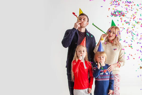 Família soprando trompetes de festa — Fotografia de Stock