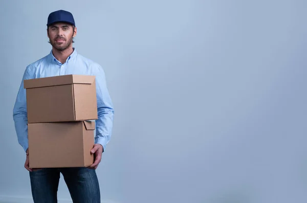 Entrega homem com caixas — Fotografia de Stock