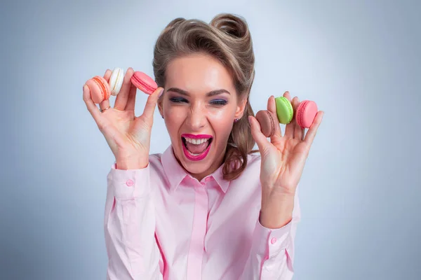Mulher comendo macaroons — Fotografia de Stock