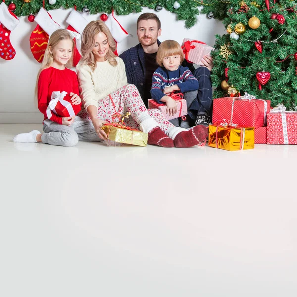 Iloinen perhe joululahjoilla — kuvapankkivalokuva