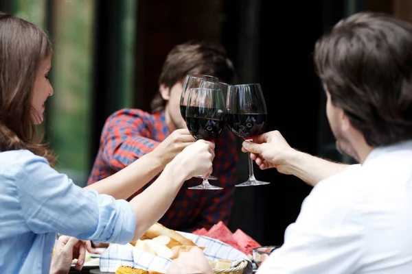 Freunde klirren mit der Brille — Stockfoto