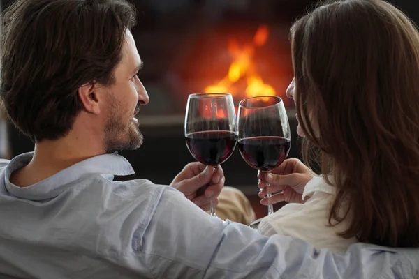 Casal romântico beber vinho — Fotografia de Stock