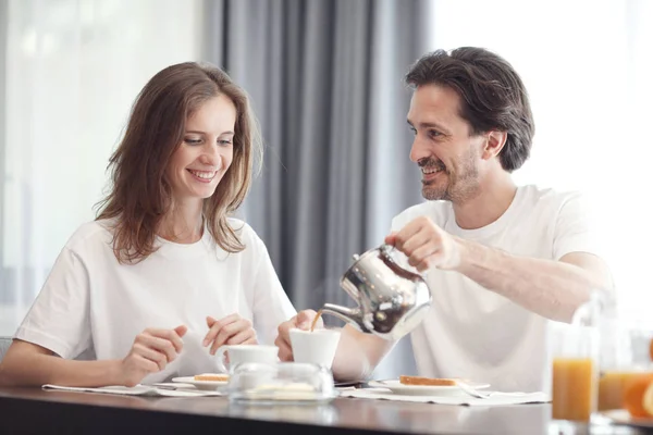 Couple having breakfast — Stock Photo, Image