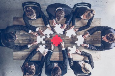 iş adamları puzzle parçaları birleştirme