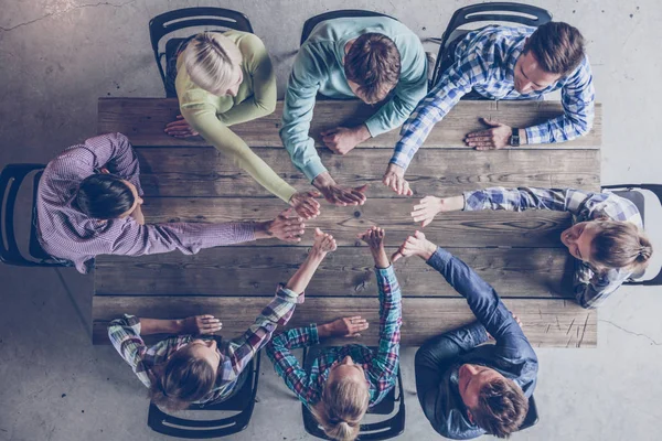 Verksamhet team ger hög fem — Stockfoto