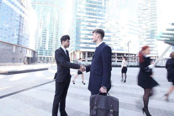 Empresários apertando as mãos na rua — Fotografia de Stock
