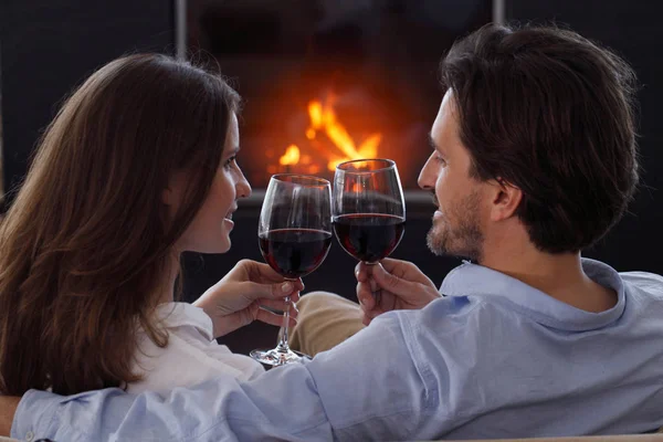 Paar trinkt Wein am Valentinstag — Stockfoto