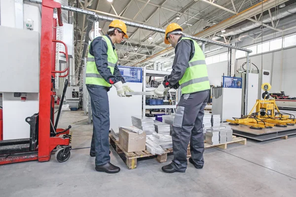 Los trabajadores llevan tocho de aluminio —  Fotos de Stock