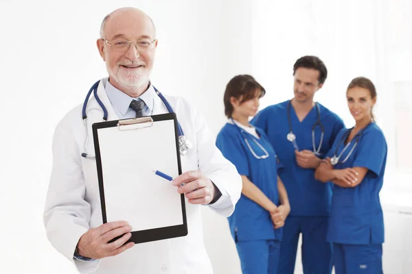 Senior doctor with blank folder — Stock Photo, Image