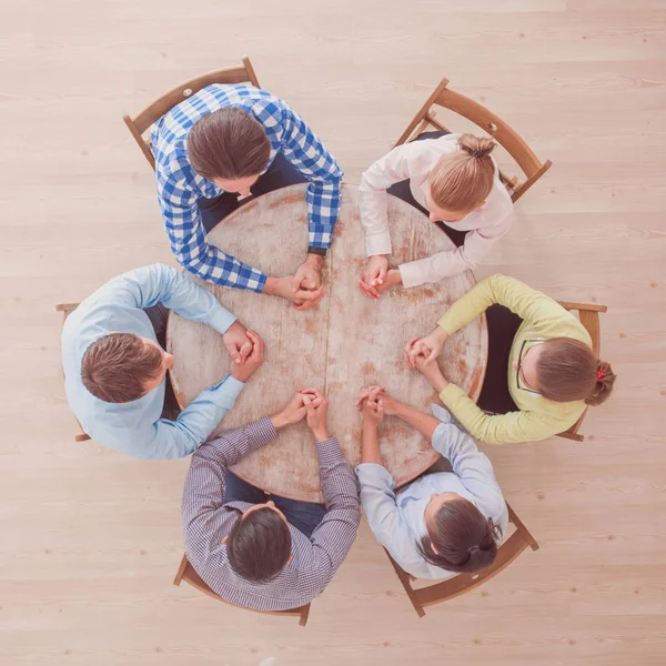 Team di persone sedute intorno al tavolo — Foto Stock