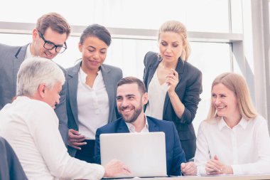 Ofiste çalışan iş ekibi.