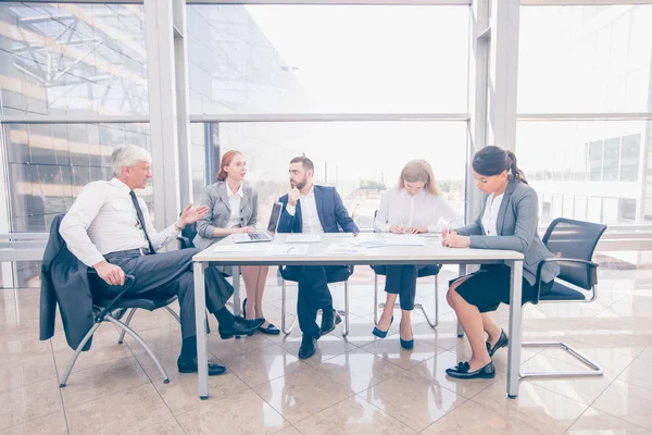 Bedrijfsteam aan het werk — Stockfoto