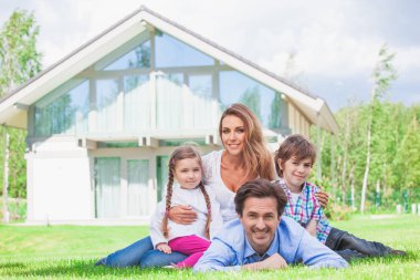 ailesinin evinin önünde