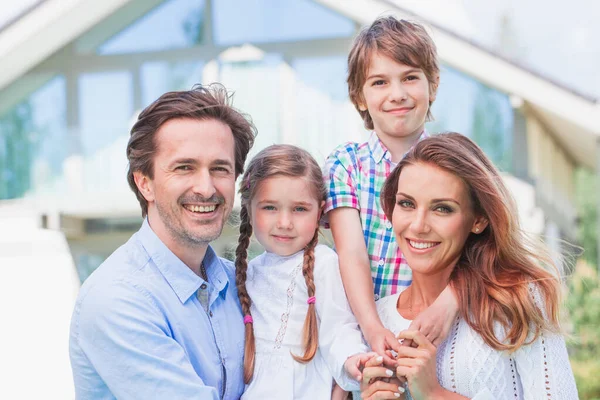 Familie voor huis — Stockfoto