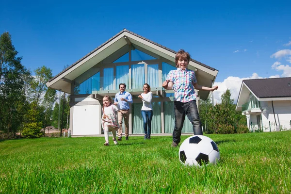 Gelukkig multi generatie familie voetballen samen in het park — Stockfoto