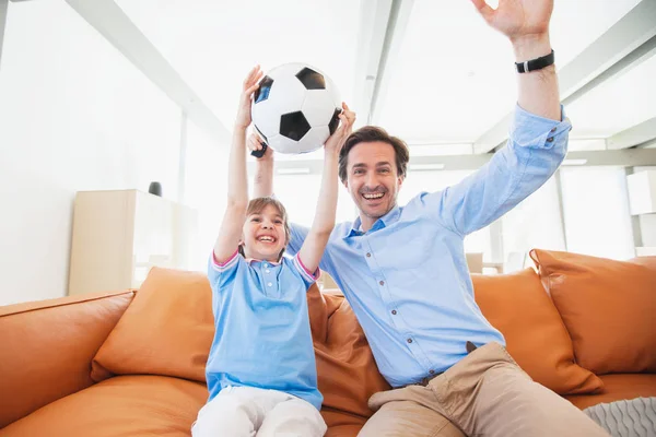 Otec a syn sledují fotbal — Stock fotografie