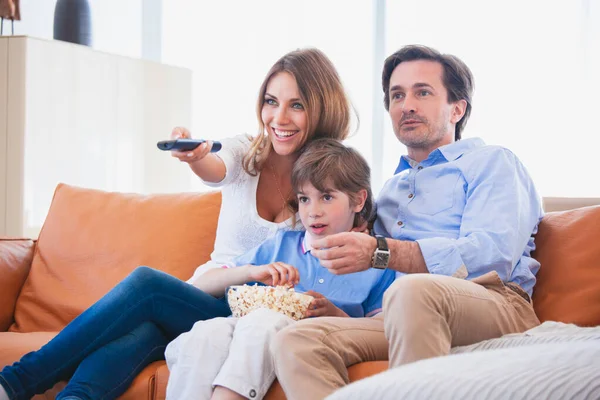 Família feliz assistindo tv — Fotografia de Stock