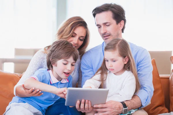 Gelukkige familie met tablet pc — Stockfoto