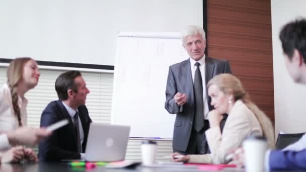 Homme Affaires Parlant Sur Séminaire Tableau Blanc Tableau Feuilles Mobiles — Video