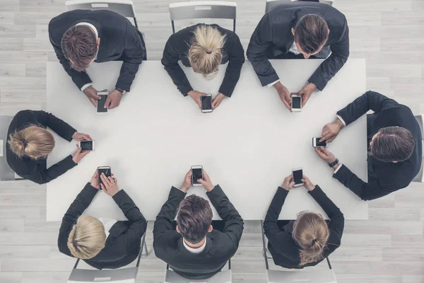 Empresários Usando Smartphones Sentados Mesa Escritório Espaço Cópia Branco Para — Fotografia de Stock