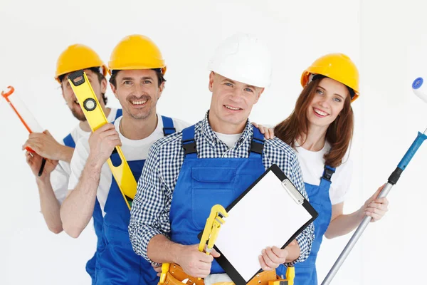 Equipe Felizes Trabalhadores Sorridentes Com Ferramentas Contrato Isolado Fundo Branco — Fotografia de Stock