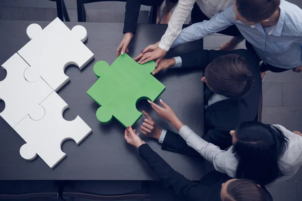 Groep Van Zakenmensen Monteren Laatste Stukje Legpuzzel Team Werk Ondersteuning — Stockfoto