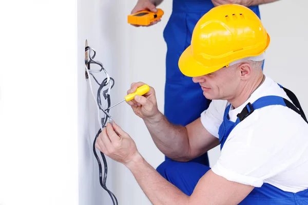 Elettricista Mettere Fili Elettrici Presa Muro Utilizzando Cacciavite — Foto Stock