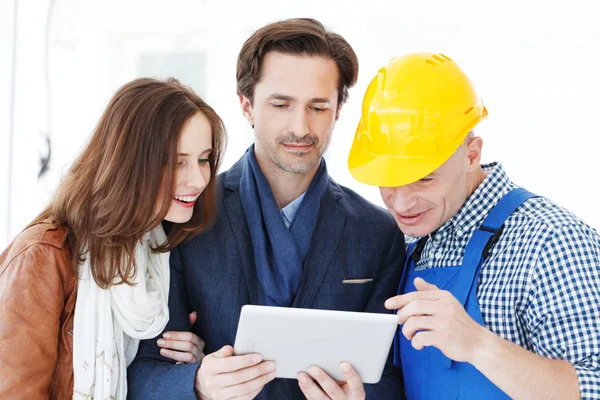 Trabajador Pareja Usando Tableta Sitio Construcción Planificación Renovación Planes Diseño — Foto de Stock