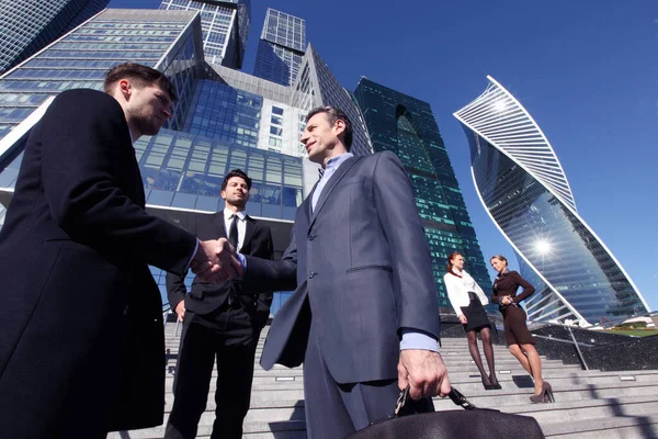 Equipo Negocios Estrechando Mano Acuerdo Terminando Una Reunión Fuera Del —  Fotos de Stock