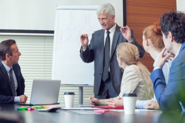 İş adamı seminer, beyaz tahta veya arka planda flipchart konuşan