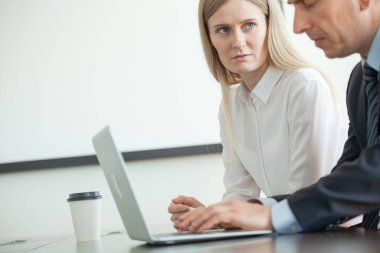 Bilgisayarla çalışan iş adamları metin için ofis fotokopi alanında birlikte çalışıyorlar