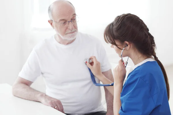 Dokter Meneliti Pasien Pria Senior Rumah Sakit Mendengarkan Detak Jantung — Stok Foto