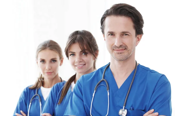 Retrato Grupo Colegas Hospital Sorridentes Juntos Isolados Fundo Branco — Fotografia de Stock