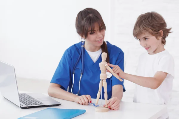 Jongen Het Kantoor Van Dokter Jonge Arts Huisarts Kinderarts Uitleggen — Stockfoto