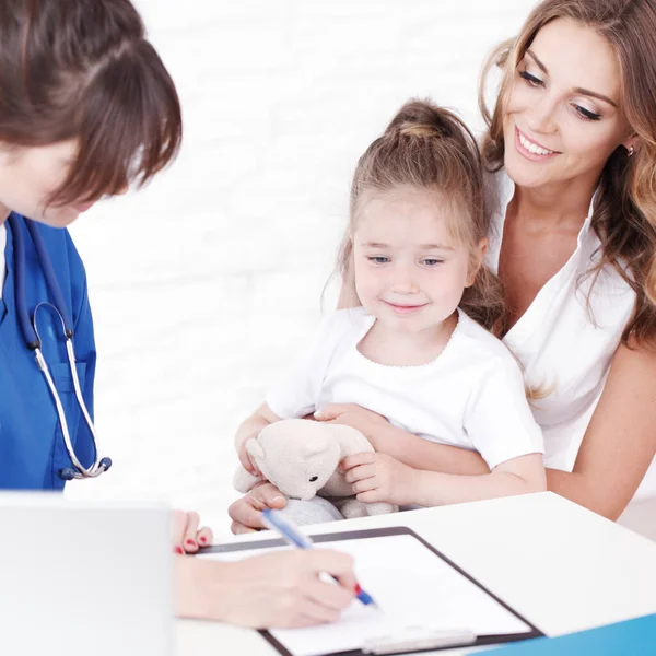 Pediatra Médico Que Escreve Receita Para Menina Sua Mãe — Fotografia de Stock