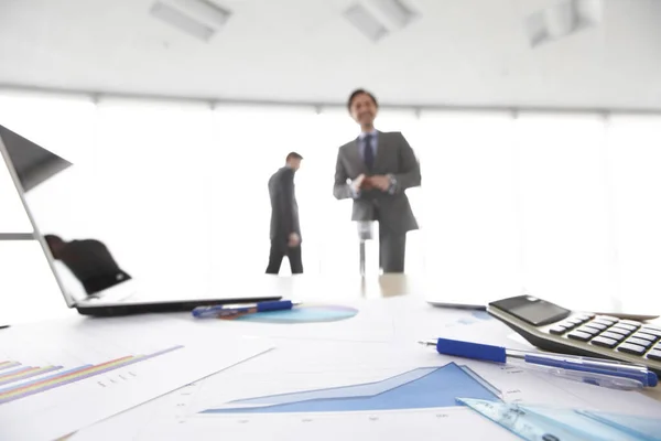 Zakelijke Documenten Kantoor Tafel Met Laptop Rekenmachine Business Diagram Mannen — Stockfoto