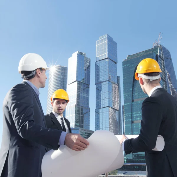 Concepto Ingeniería Arquitectura Ingenieros Que Trabajan Sitio Construcción Con Planos — Foto de Stock