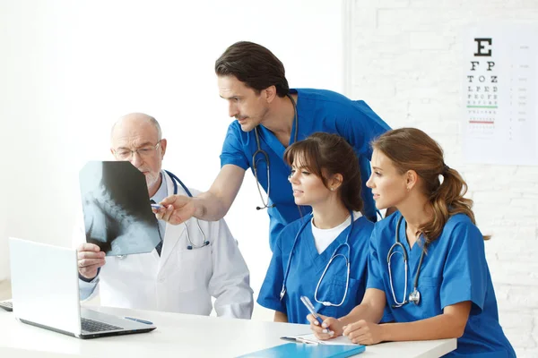 Equipo Médico Verificando Los Resultados Rayos Consultorio Clínico —  Fotos de Stock