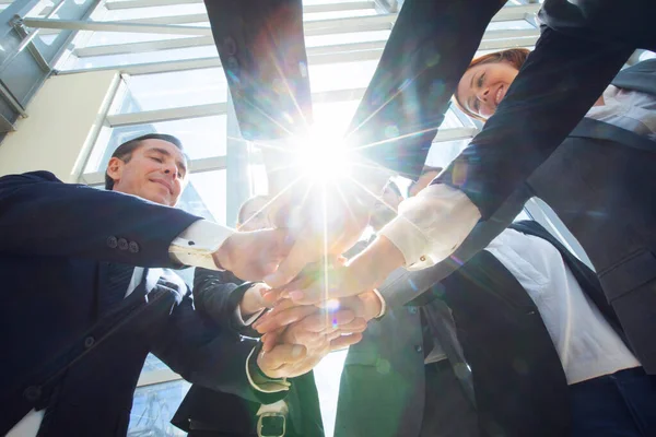 ビジネスチームワークコンセプト 従業員が手をつなぎ合わせるタワースタッキング手団結協力コンセプト — ストック写真