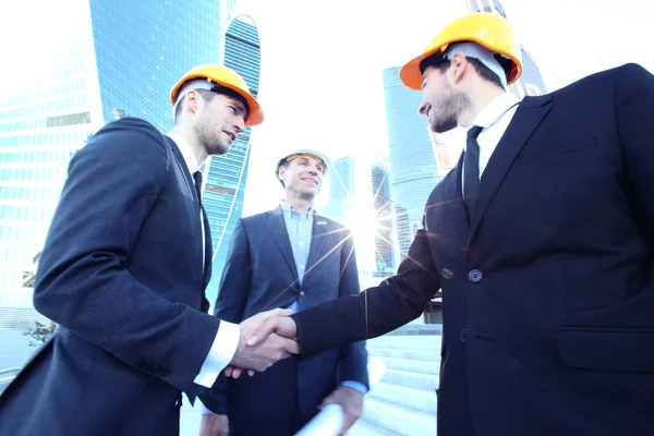 Arquitecto Ingenieros Estrechando Manos Sitio Construcción Rascacielos Fondo — Foto de Stock