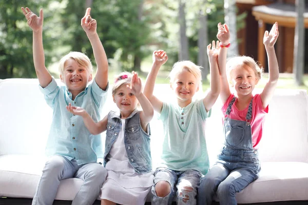 Изображение Счастливых Детей Друзей Поднимающих Руки Кричащих Радости — стоковое фото