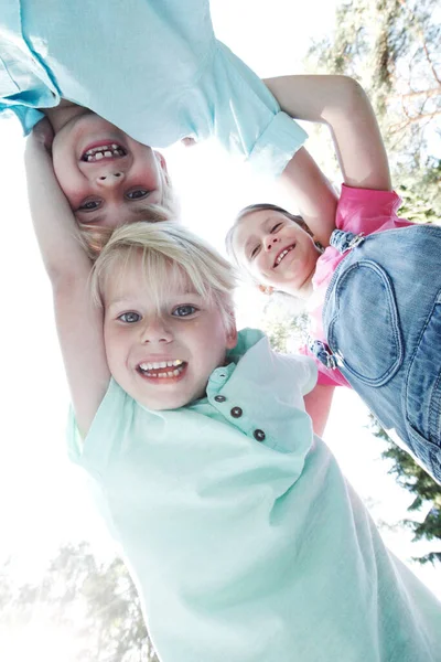 Grupo Três Crianças Amigas Livre Olhando Para Baixo Sorrindo — Fotografia de Stock