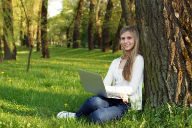 Genç kız park içinde laptop ile çalışma