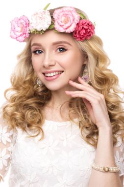 çiçek çelenk ile güzel kız